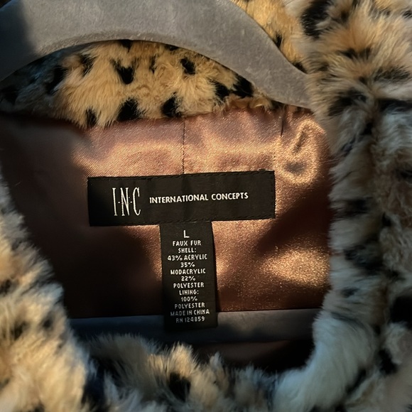 LEOPARD PRINT FAUX FUR JACKET, Size LARGE, Satin Lining, Side Pockets - Picture 3 of 4